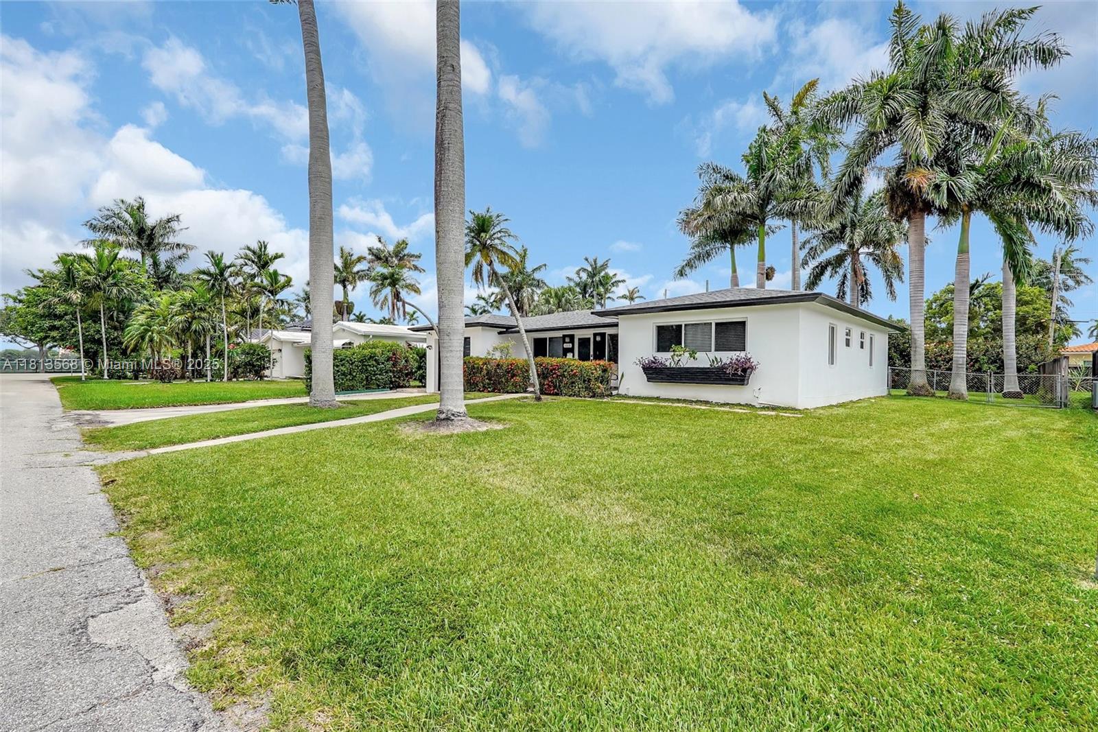 HOLLYWOOD LAKES SECTION - Residential
