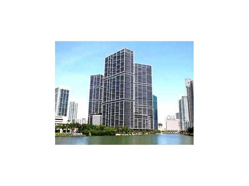 Spacious, ultra-luxurious 1bed/1bath unit at Icon Brickell's tower one, Brickell's most sought-after building. Unit offers gorgeous water views, porcelain tile flooring, washer & dryer, s.s. appliances - all the perks. Amenities include state of the art f itness center, resort-style swimming pool, game room, world-class spa, restaurants on site, Club 50 nightclub, and much more. Pets welcome! Easy to show!