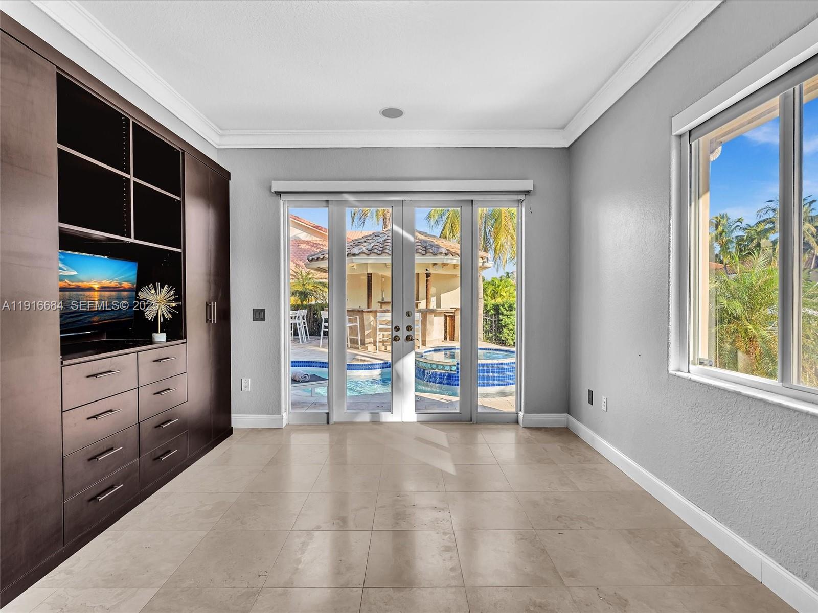 HOLLYWOOD GOLF ESTATES SE - Residential