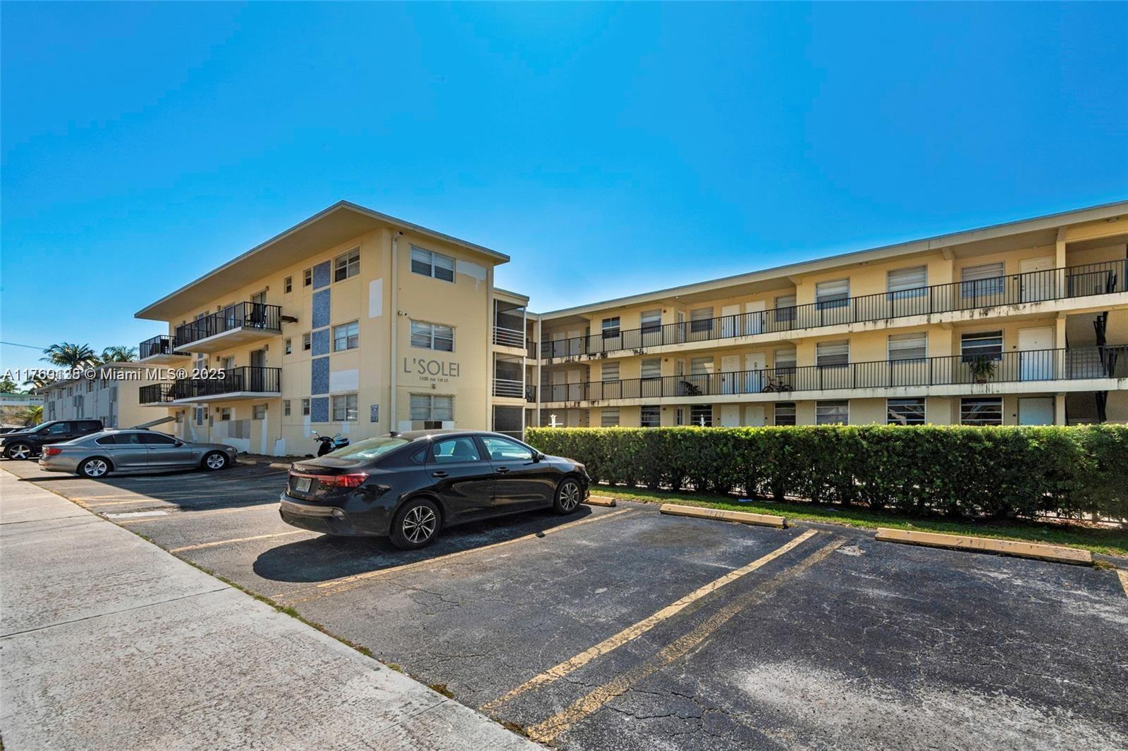very nice second floor UNIT , Bright and spacious . washer and dryer in the Complex , Ready to move in . 
Unit have Balcony