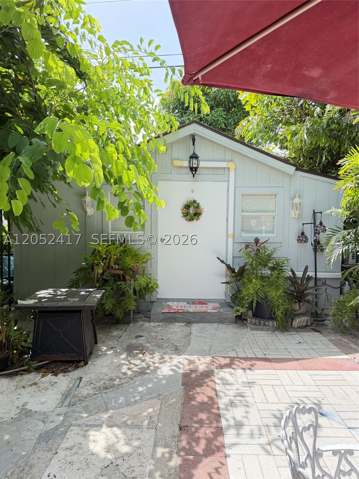 Private efficiency in the great area of Cutler Bay. Unit is furnished with refrigerator and microwave and has its own patio and parking space. Unit is vacant and ready immediately; this unit is designed for one person. Includes FPL, water and Wi-Fi. For showings allow 24 hours, agents must accompany their clients at all times. For faster response, text LA.