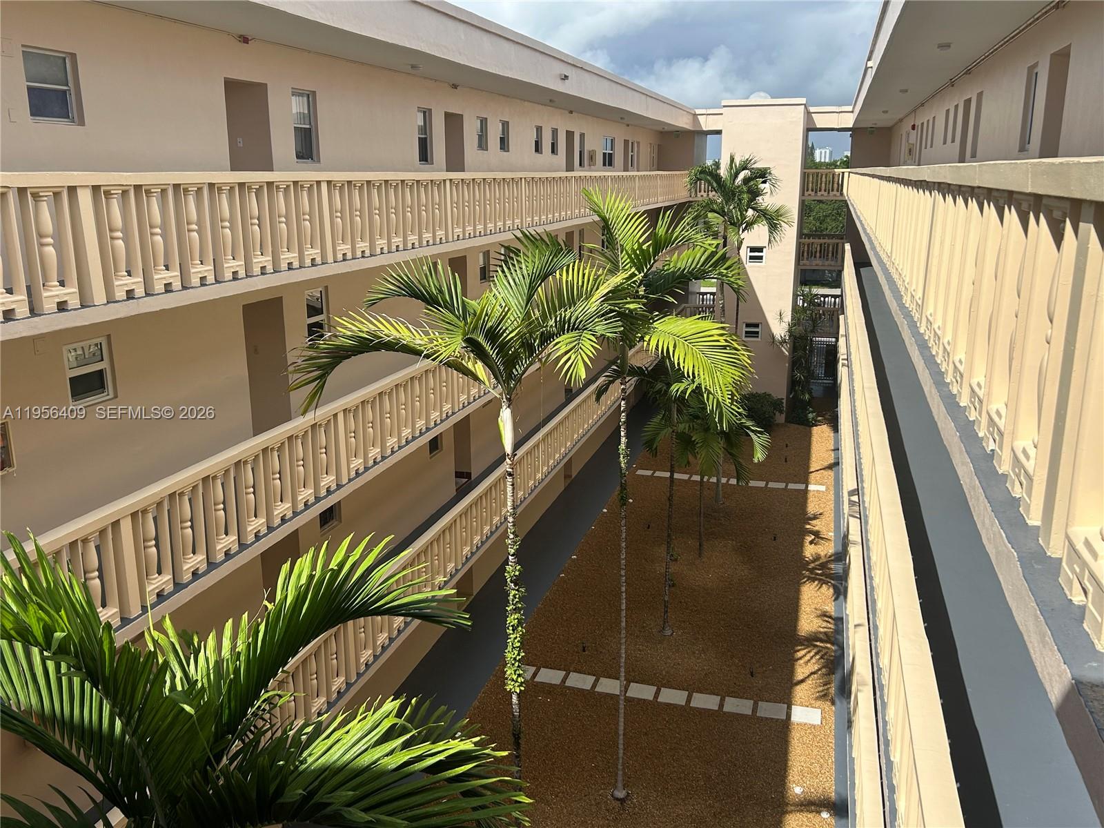 FOURTH GULFSTREAM GARDEN - Residential