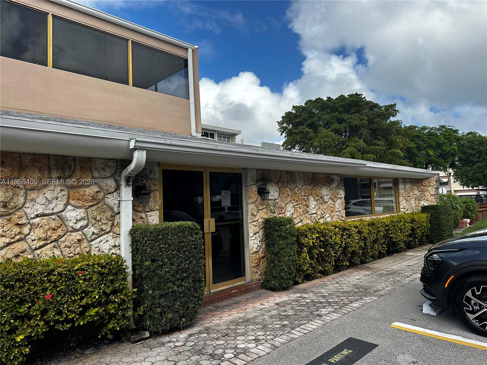 FOURTH GULFSTREAM GARDEN - Residential