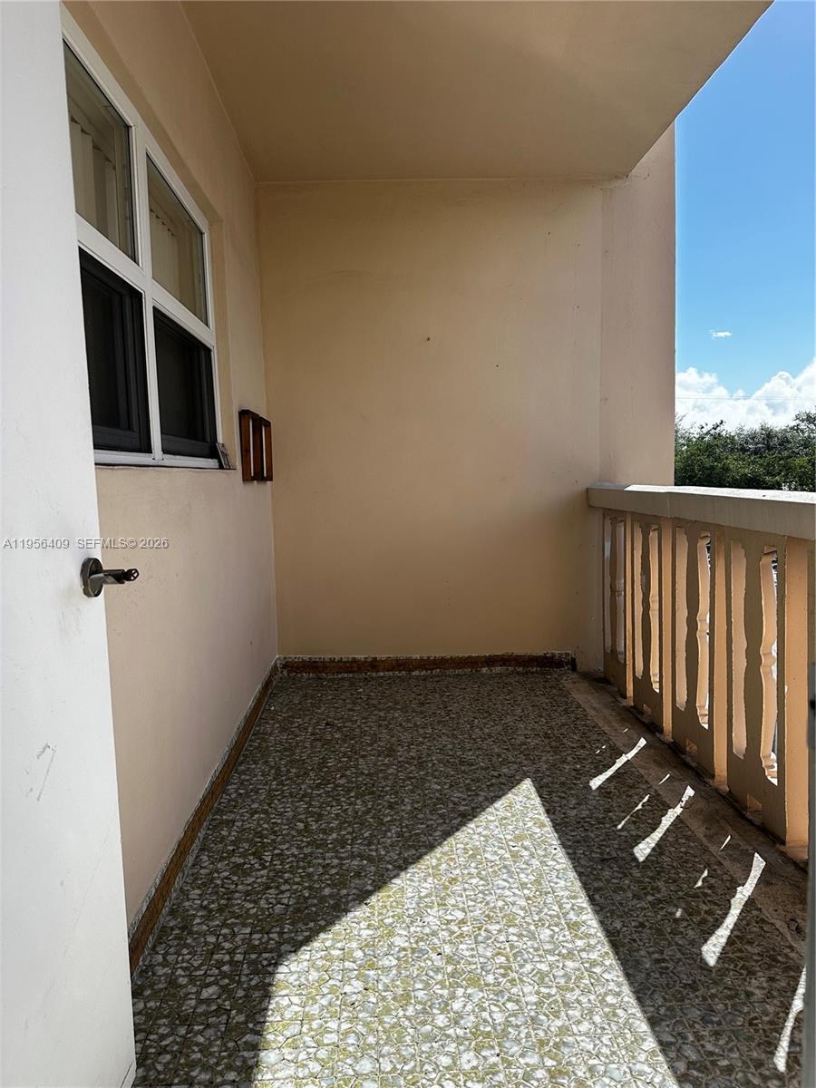 FOURTH GULFSTREAM GARDEN - Residential