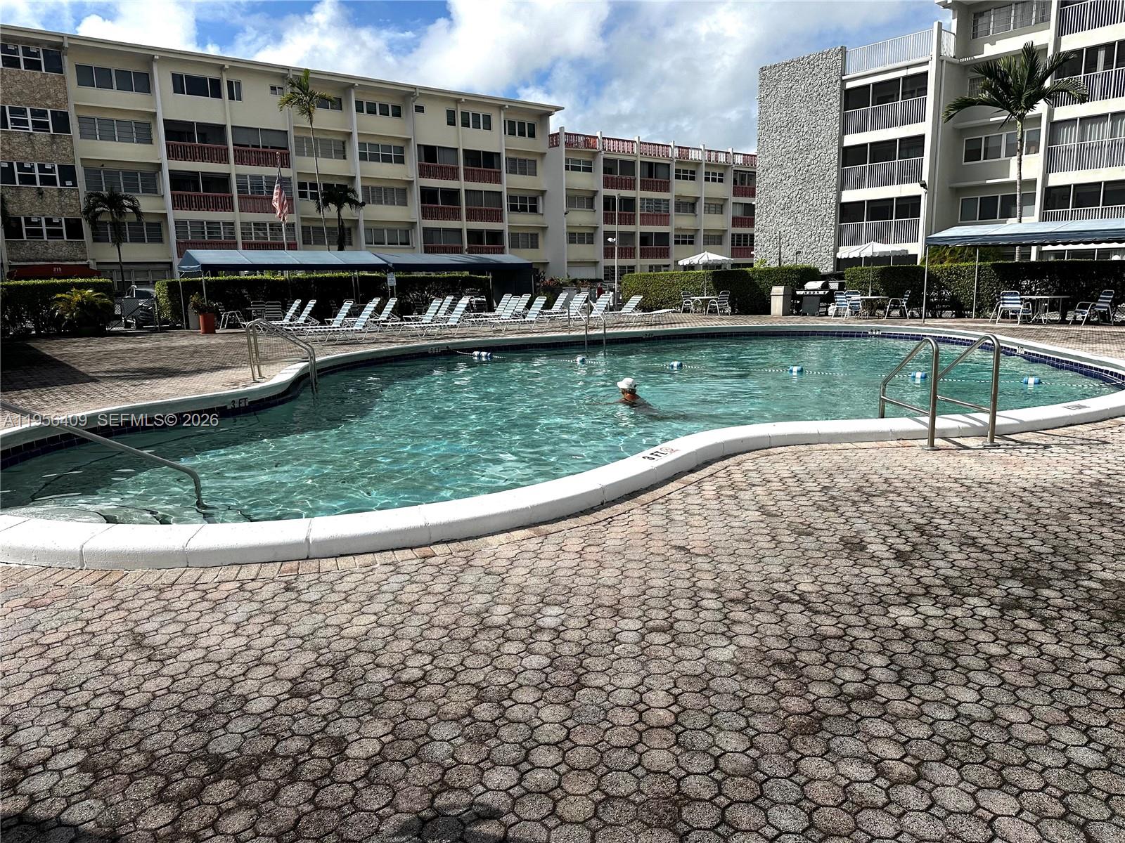 FOURTH GULFSTREAM GARDEN - Residential