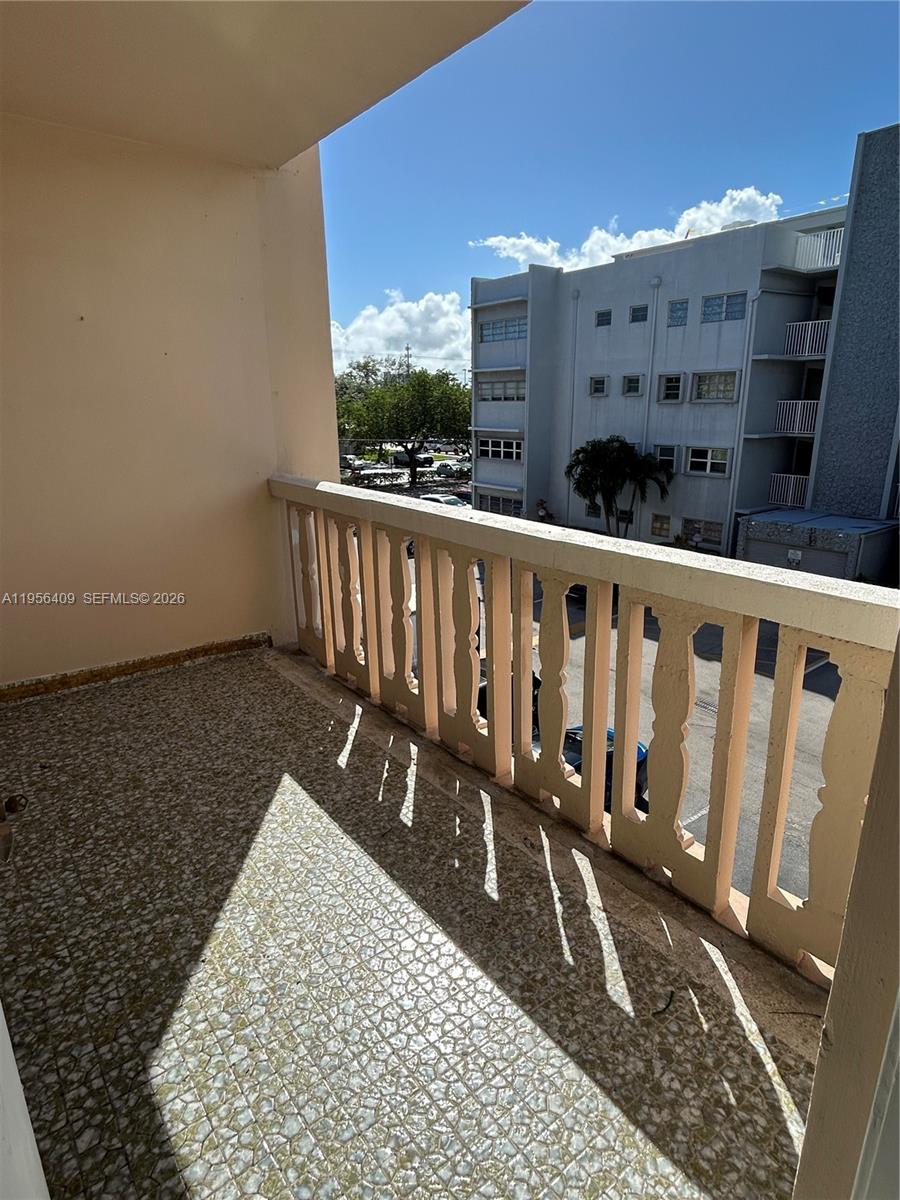 FOURTH GULFSTREAM GARDEN - Residential