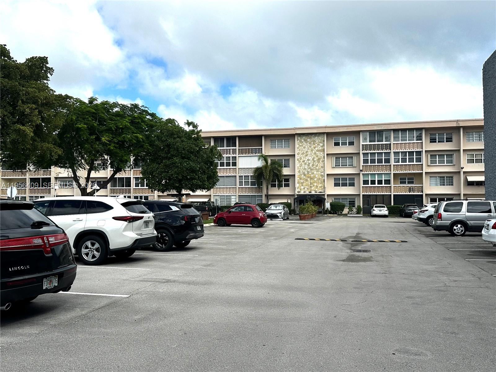 FOURTH GULFSTREAM GARDEN - Residential
