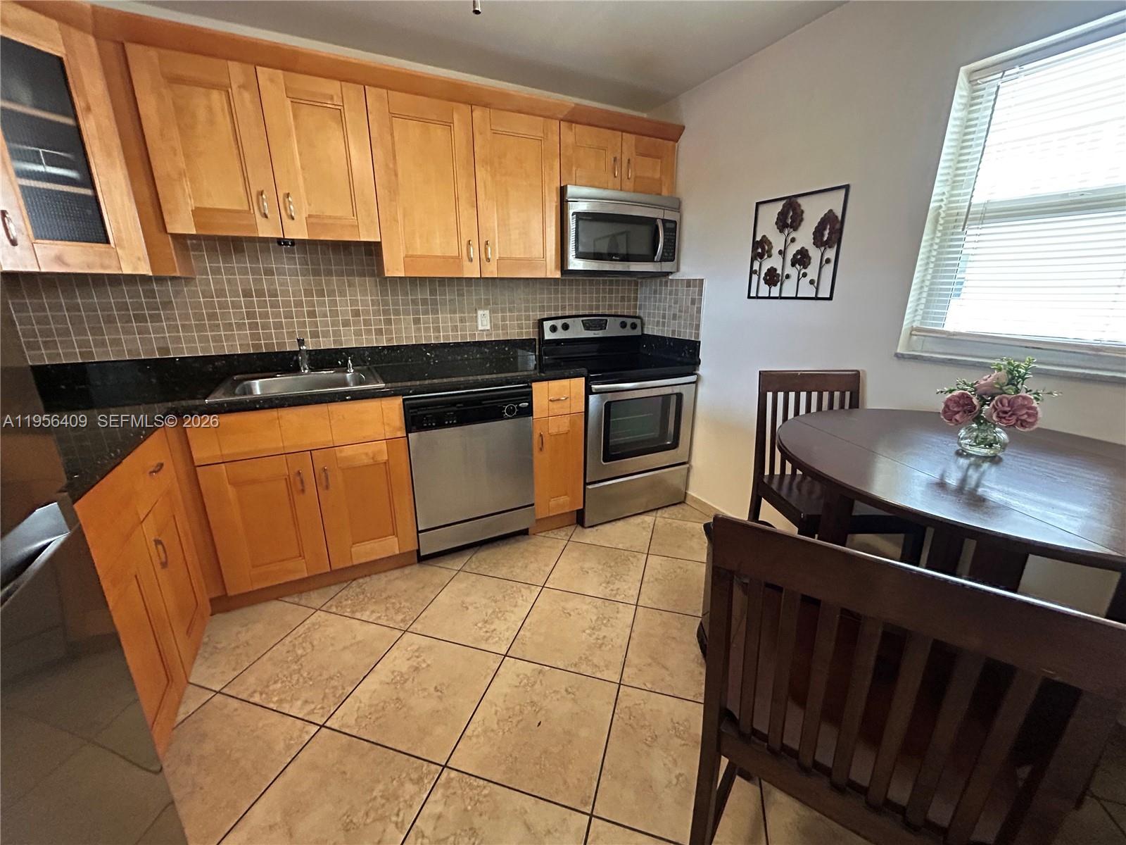 FOURTH GULFSTREAM GARDEN - Residential