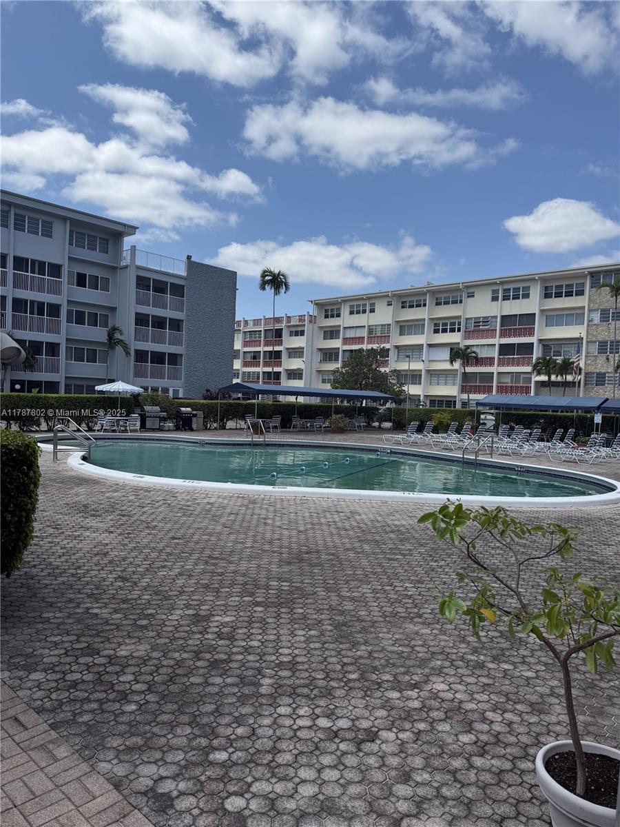 FOURTH GULFSTREAM GARDEN - Residential