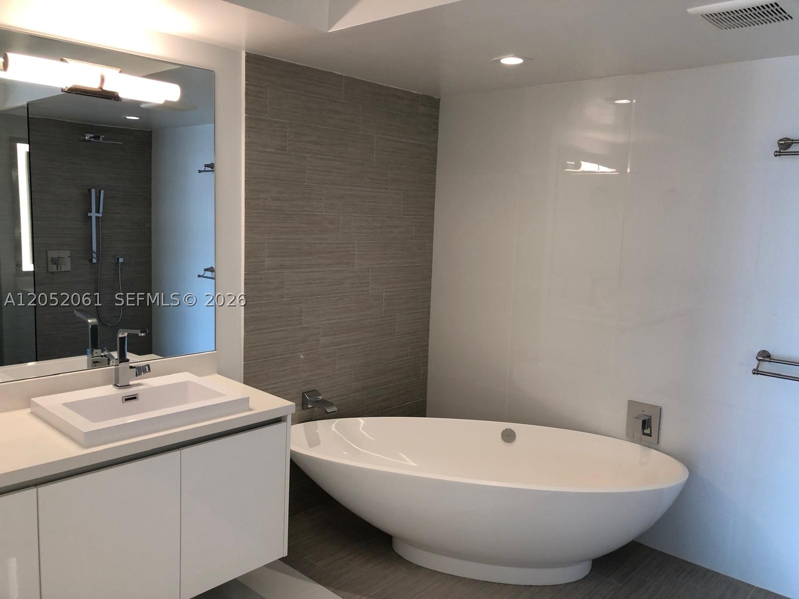PARQUE TOWERS CONDO - Residential
