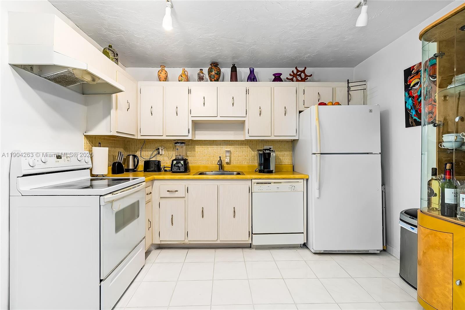 WINSTON TOWERS 500 CONDO - Residential