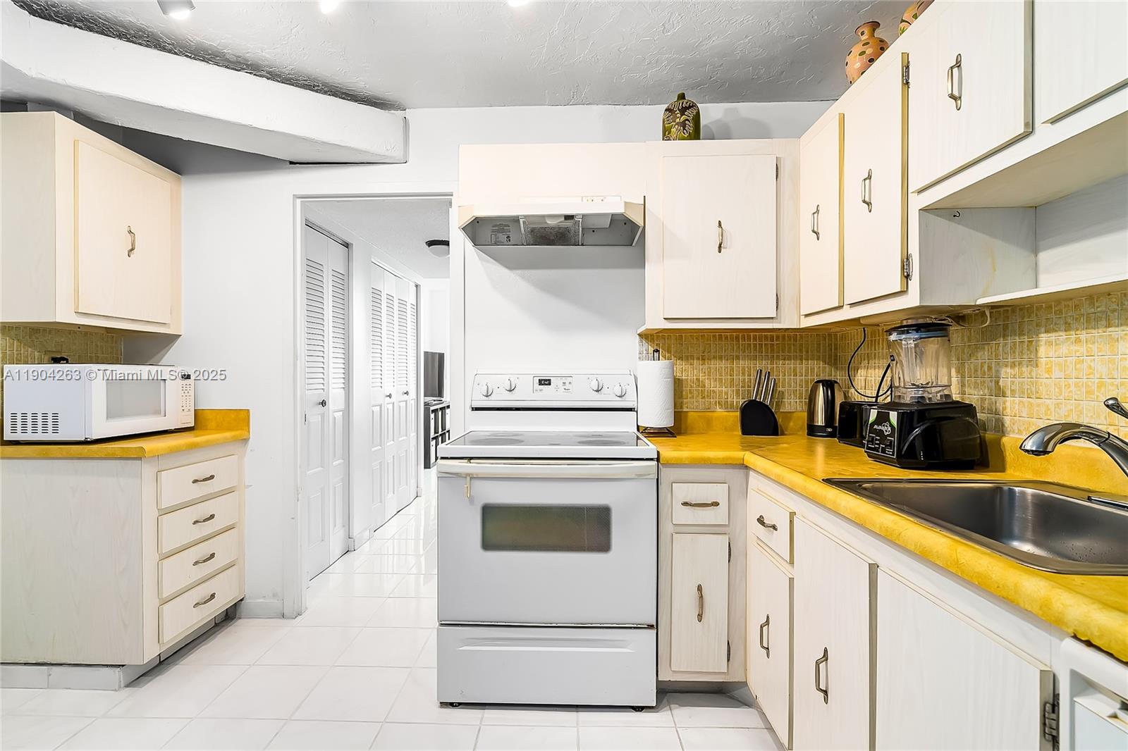 WINSTON TOWERS 500 CONDO - Residential