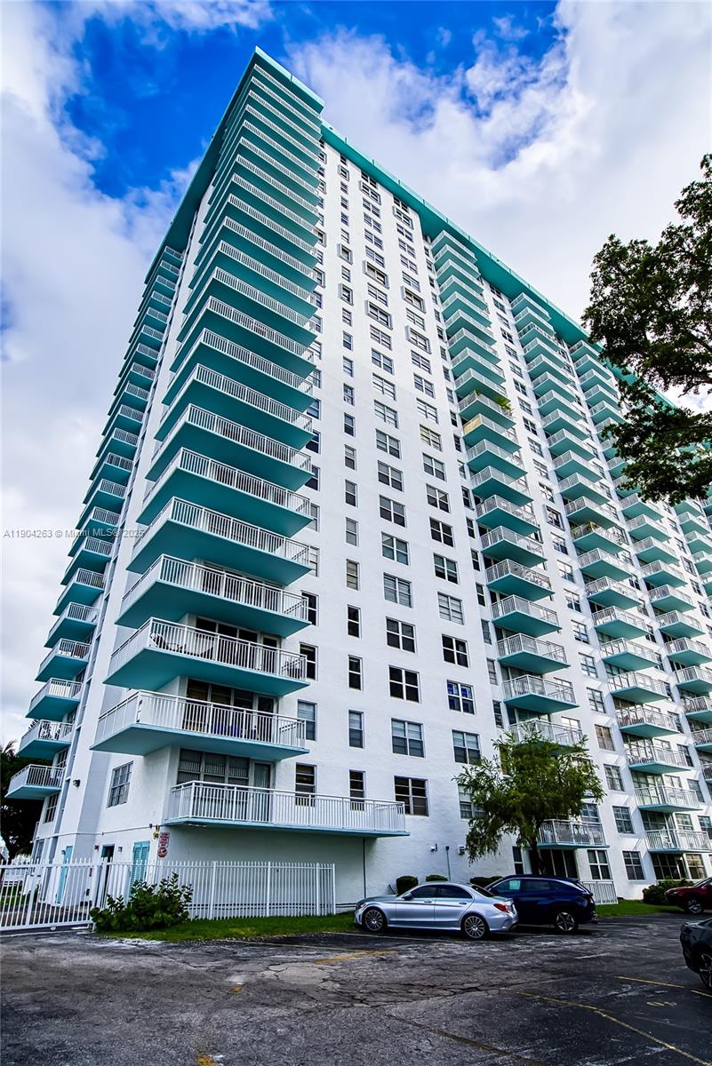 WINSTON TOWERS 500 CONDO - Residential