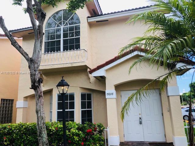 Beautiful Town House 3 bet & 2 complete bath + half  bath  in Jazmin at the Hammocks , new kitchen Enjoy all the amenities , lake, joggings walking paths ,clubhouse , tennis ,pool ,  unit is in excellent condition( HOA $195 monthly + 236 Quarterly )