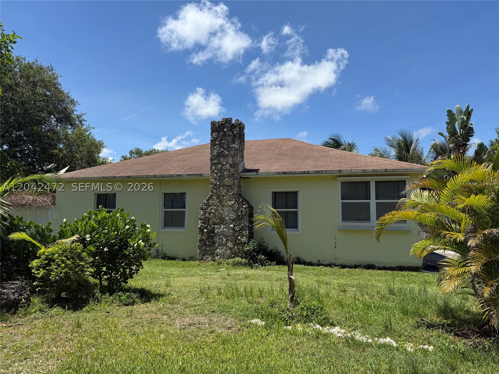BEAUTIFUL 3 BEDROOMS, 2 BATHS, SINGLE FAMILY HOME WITH POOL, LAUNDRY, SITTING ON 1 ACRE LOT, WITH
A LOT OF FRUIT TREES. OUTDOORS, THE PROPERTY OFFER SPACE FOR PARKING BOATS, RECREATIONAL VEHICLES, TRAILERS. NO HOA.