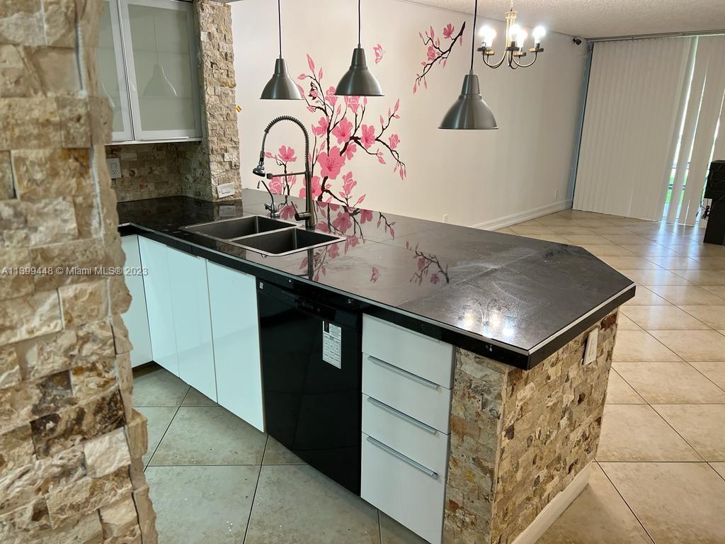CORAL SPRINGS ESTATE TOWN - Residential Lease