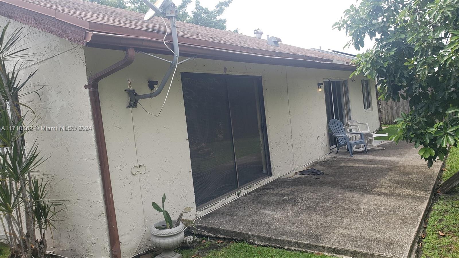 Huge 3 bedrooms 2 beds single family home with a garage converted into a 4th bedroom featuring bran new roof, new bathrooms, new and fresh paint with lot of upgrades ready to move in. No association ! Owner prefers credit score over 680 with proof of income, credit report, and background check or 3 x to move in. Fast approval !Application fee!