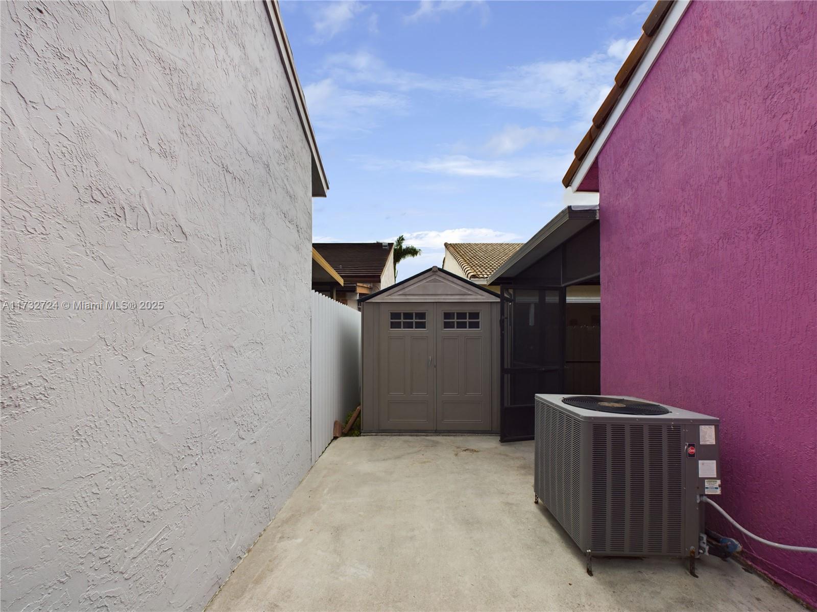 LA PRADERA GARDENS - Residential