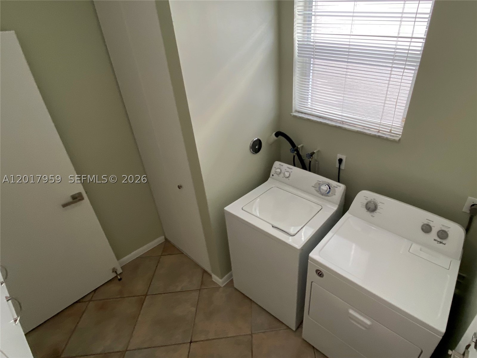 TOWNGATE 156-11 B A POR P - Residential