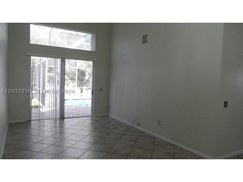 TOWNGATE 156-11 B A POR P - Residential
