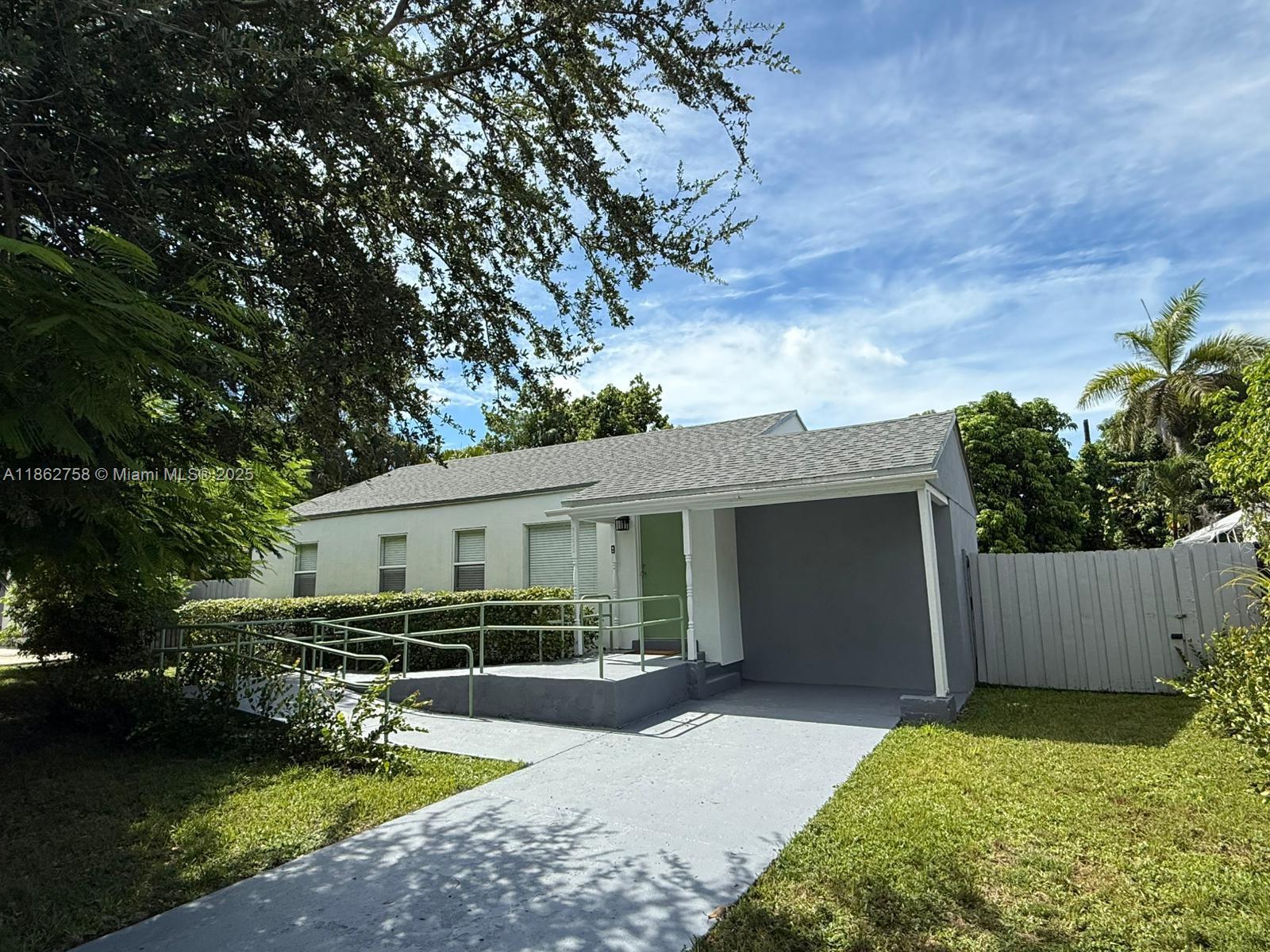 UNIVERSITY MNR - Residential