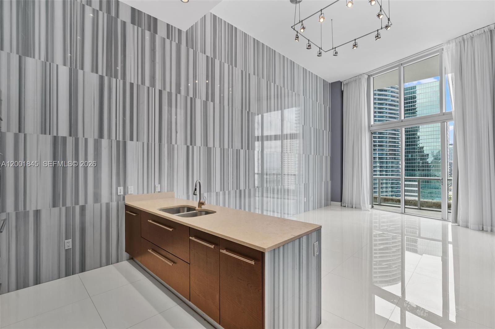 UNIQUE HIGH CEILING WITH PORCELAIN FLOORS AND WALLS, BEAUTIFULL BAY VIEW Exquisite decorated unique in the building, porcelain WALLS , electric curtains, incredible lightings ,excellent closet interior. Excellent location in the famous Icon Building, live or invest near Down Town, Miami Beaches. Enjoy Restaurants, Gym, Best Spa in the area, Billiard, Party Room, famous Restaurants CIPRIANI, CANTINA LA VEINTE