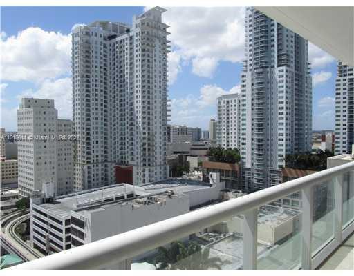 Indulge yourself in this luxury building located in the heart of Downtown. Infinity edge pool, sky lobby, spa, gym and party room. Don't lose this opportunity. Location location location!