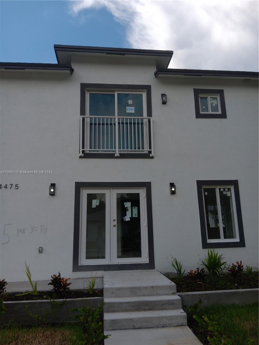 DON MISS THIS OPPORTUNITY. THIS A BRAND NEW CONSTRUCTION, REALLY MODERN AND BEAUTIFUL,
YOU NED TO SEE ; EASE TO ACCESS AIRPORT, DOWN TOWN, AND THE MOST IMPORTANT
MALLS; TEXT LISTING AGENT FOR A EASY SHOWING