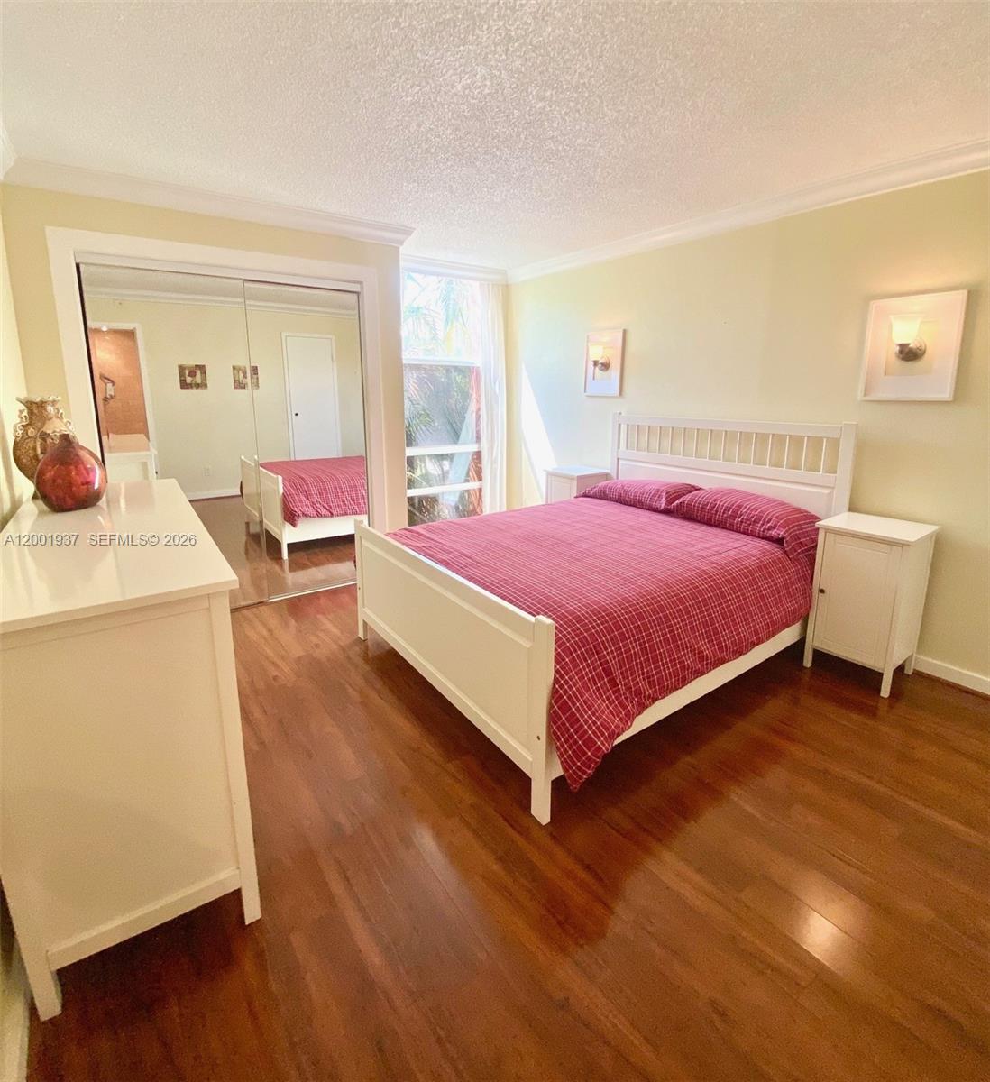 Live across from the beach!! In one of the most exclusive cities en Florida. This beautifully decorated 1 bedroom plus a den, 1 full bathroom and an additional guest bathroom can accomodate up to 3 people. Completely furnished. READY TO MOVE IN!! Request a showing by calling listing agent.