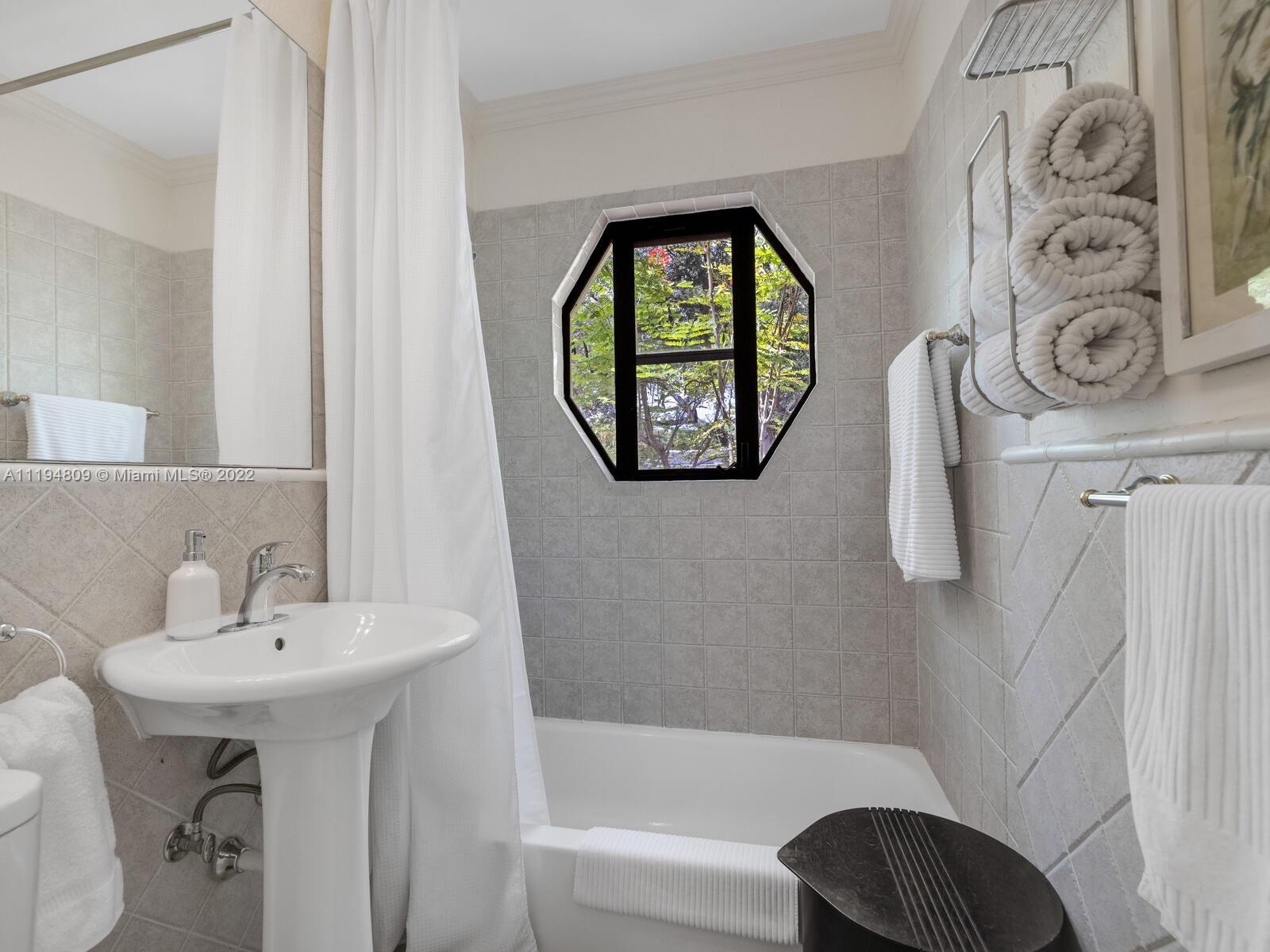 MIAMI SHORES SEC 1 AMD - Residential Lease