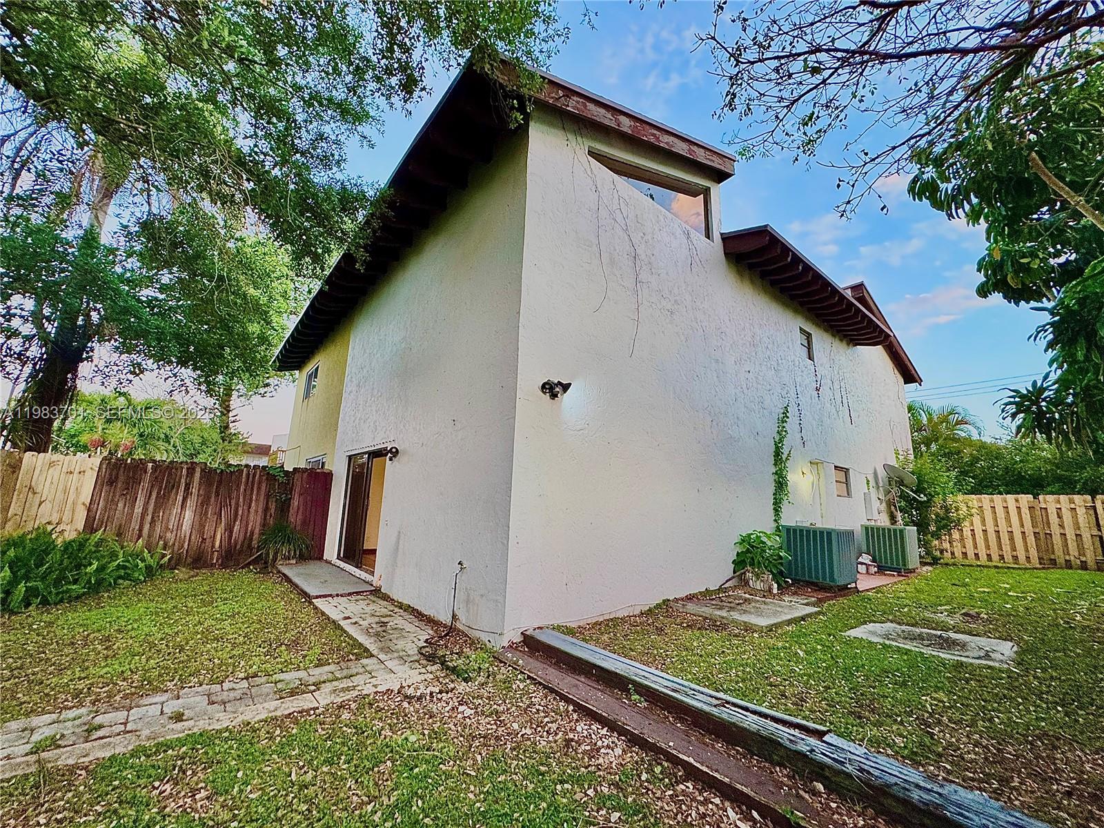 HOLLYWOOD GARDENS - Residential