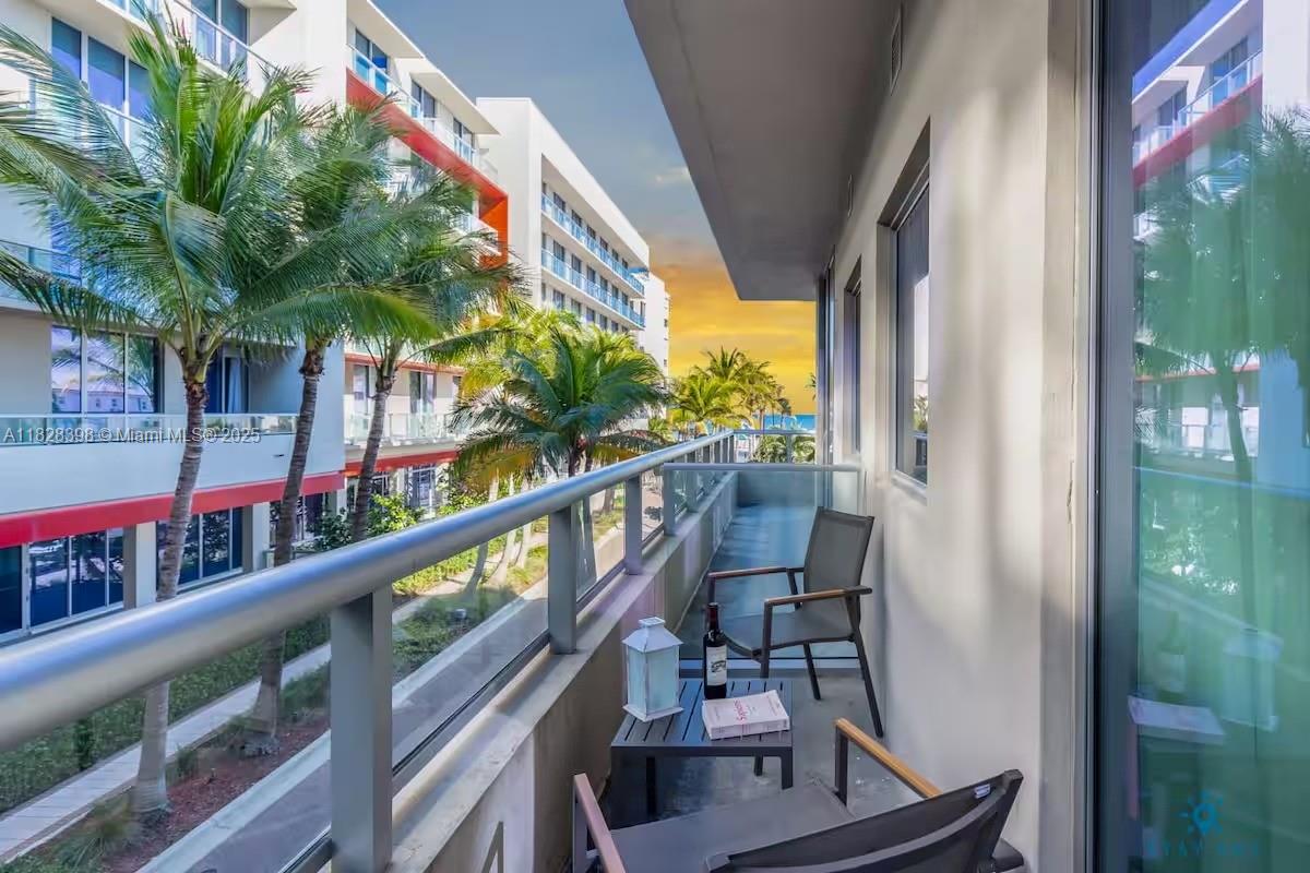 COSTA HOLLYWOOD CONDO - Residential