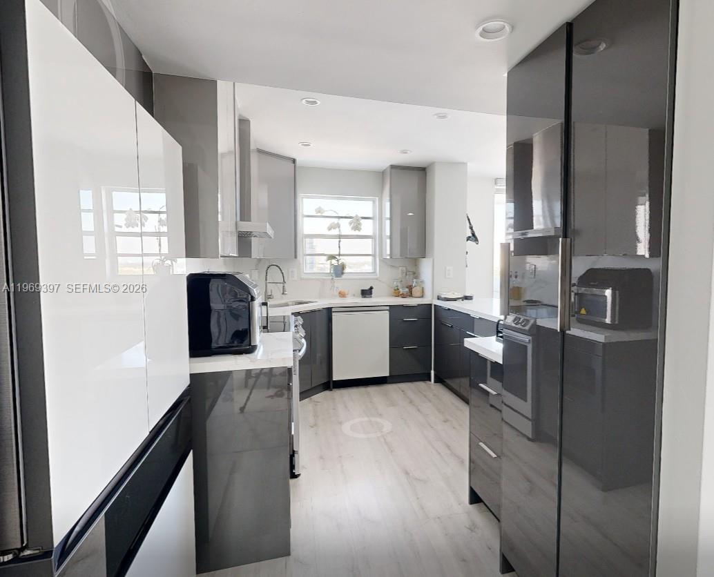 GOLDEN SURF TOWERS CONDO - Residential