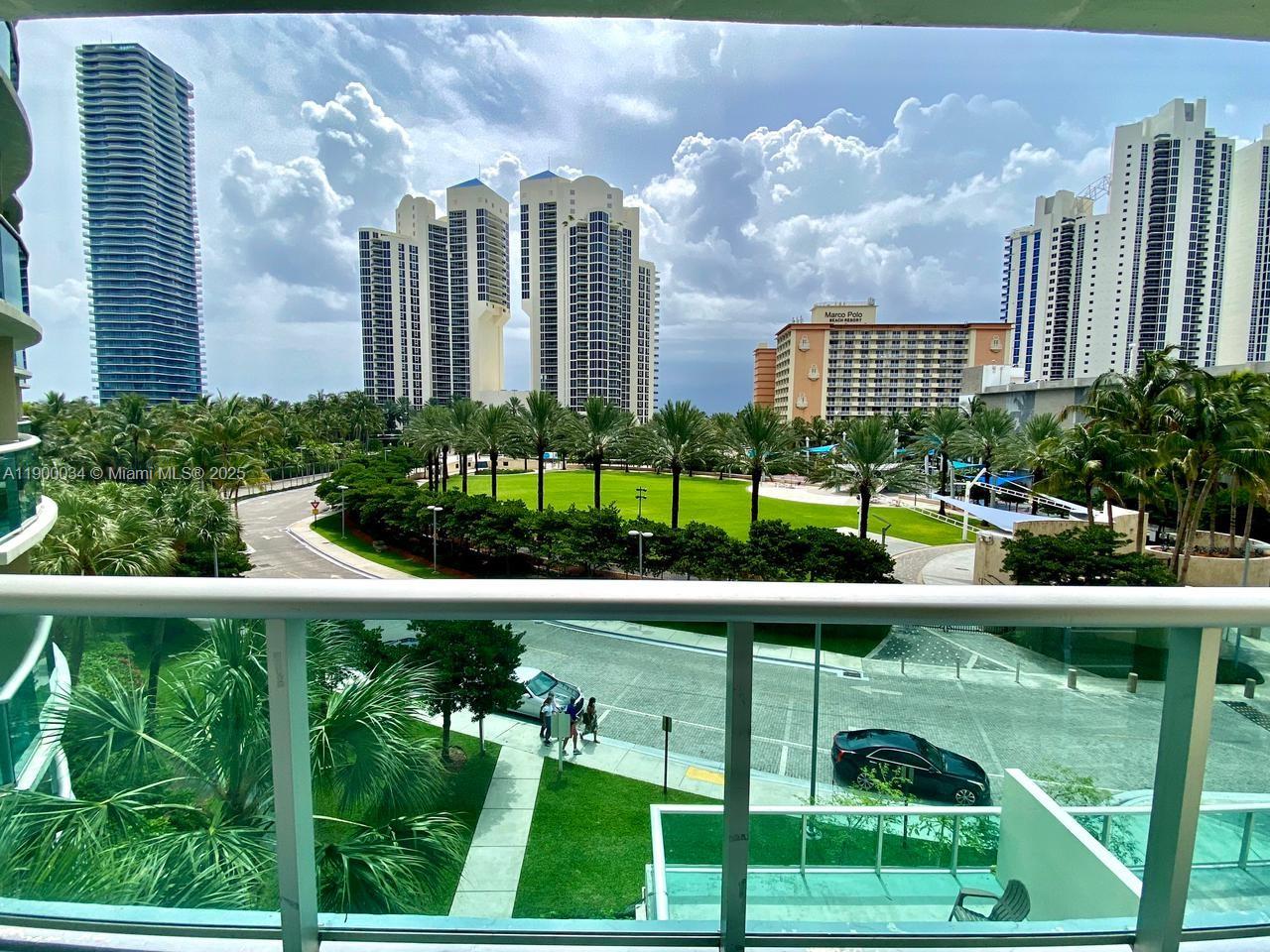 AIRBNB BUILDING !!! Stellar 1Bed/1Bath renovated with ocean view. Porcelain floors, open kitchen,
stainless steel appliances, fully furnished, high-speed internet & WiFi. Amenities include Gym, tennis courts, mini market, restaurant/cafe, hair salon & more. PRICED TO SELL FAST !!!