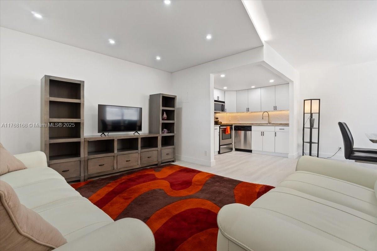 KINGS POINT BRITTANY COND - Residential