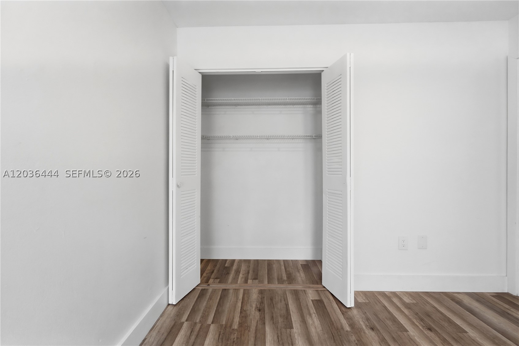 TAMIAMI LAKES SEC 5 - Residential