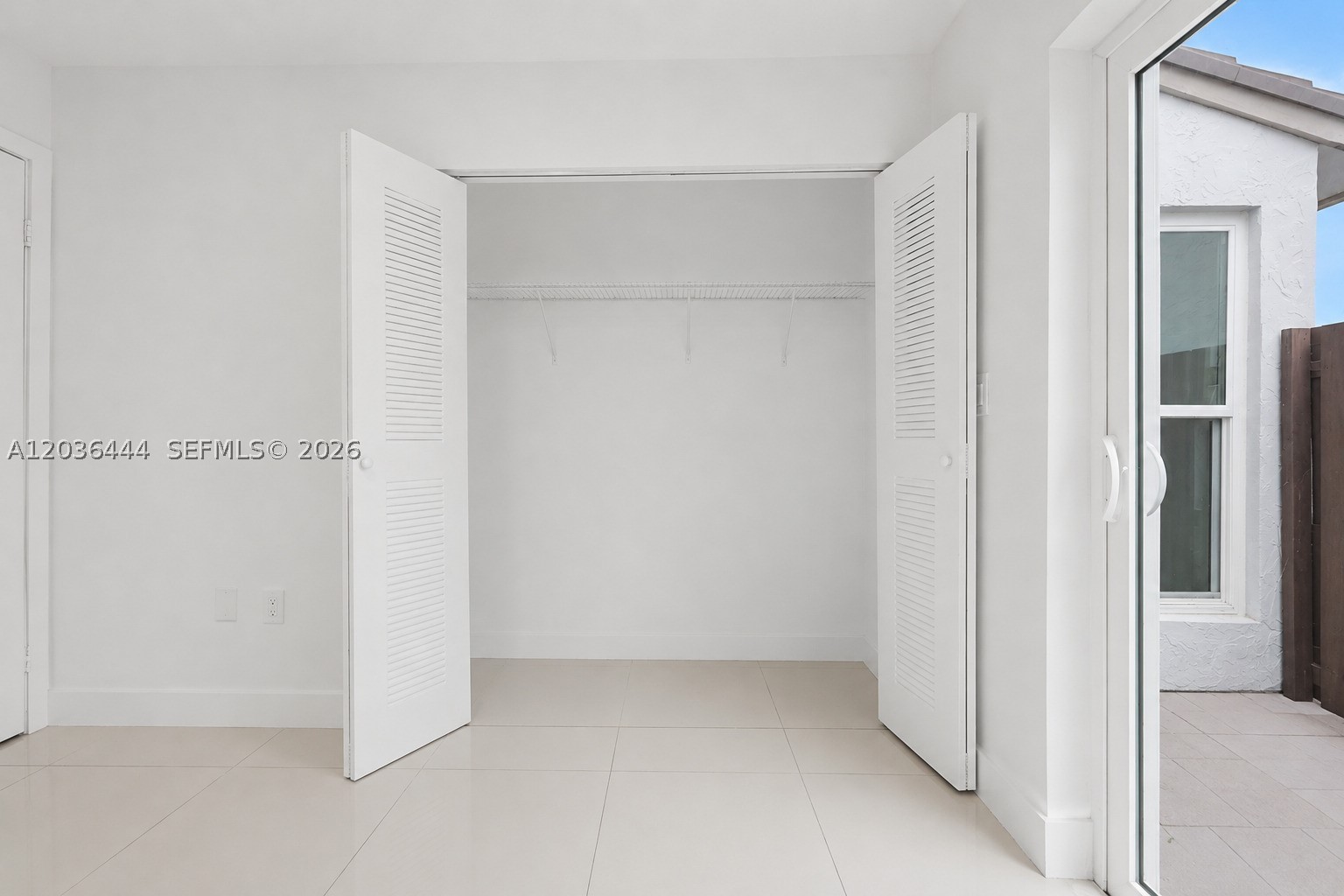 TAMIAMI LAKES SEC 5 - Residential