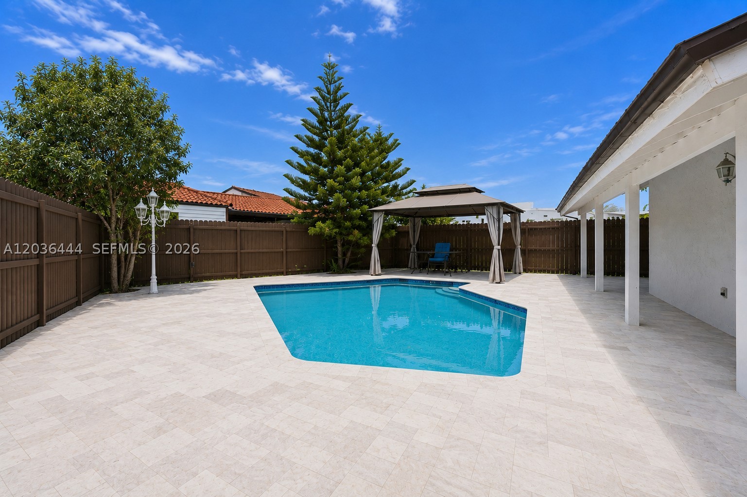 TAMIAMI LAKES SEC 5 - Residential