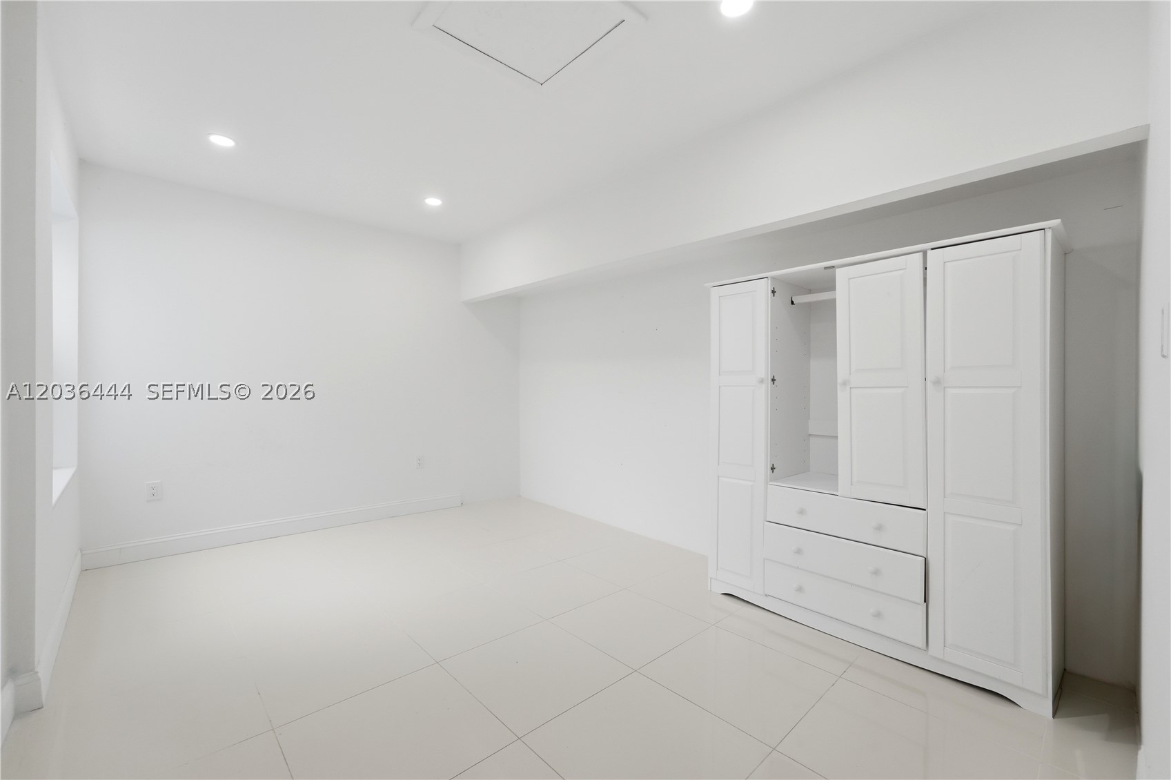 TAMIAMI LAKES SEC 5 - Residential
