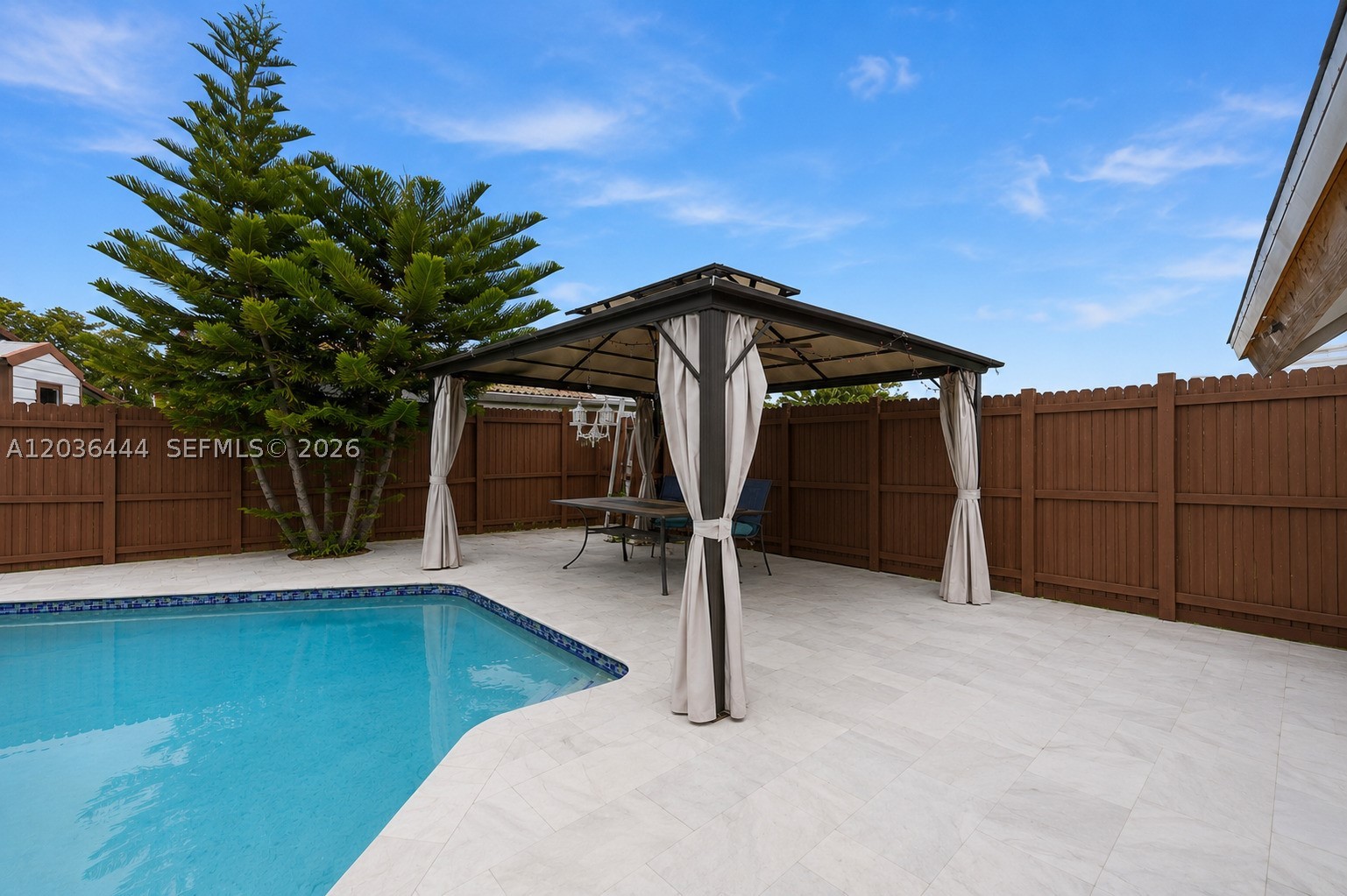 TAMIAMI LAKES SEC 5 - Residential