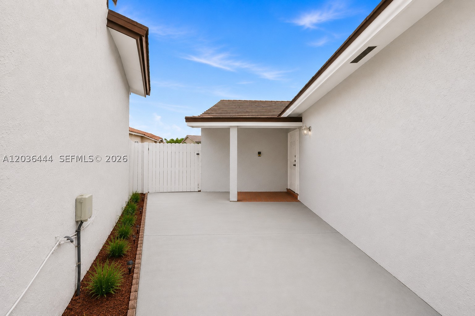 TAMIAMI LAKES SEC 5 - Residential