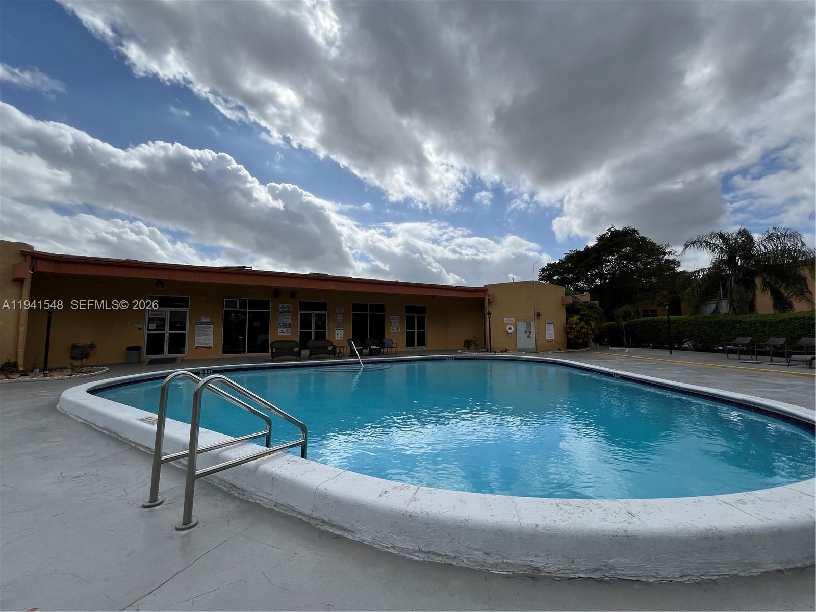 HERITAGE CIRCLE CONDO - Residential
