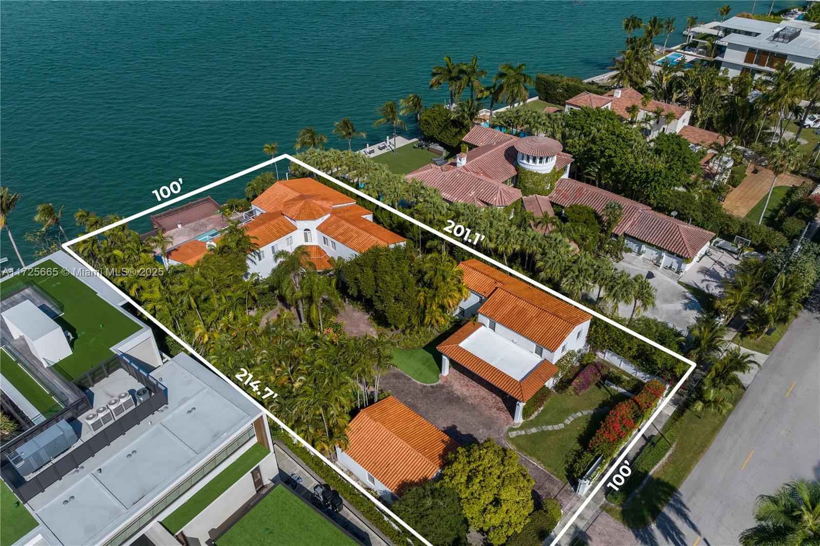 Located on prestigious North Bay Road, this estate-style property offers an incredible opportunity to build a residence for generations to come. With over 100’ of water frontage and unobstructed Biscayne Bay and downtown Miami skyline views, this property offers an extraordinary canvas for luxury living. Wake up with the peaceful bay breeze and enjoy the incredible sunsets that illuminate the afternoon sky.