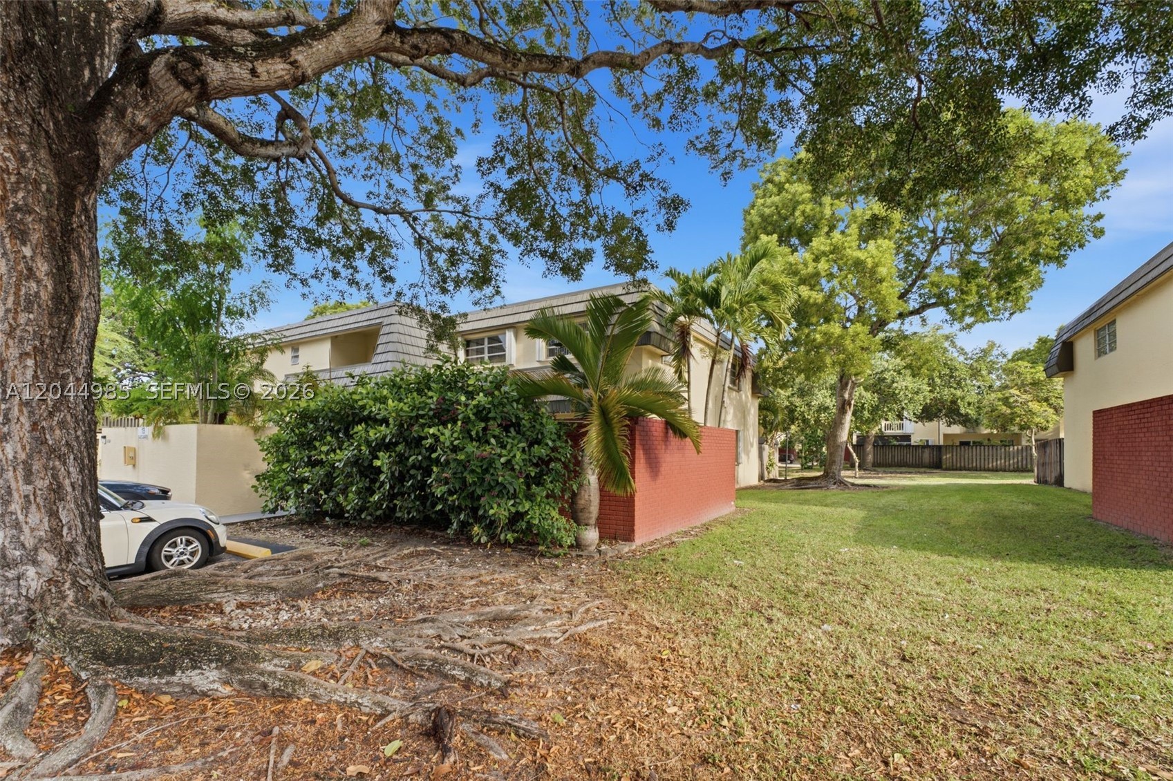 KENDALE LAKES TOWNHOUSE C - Residential