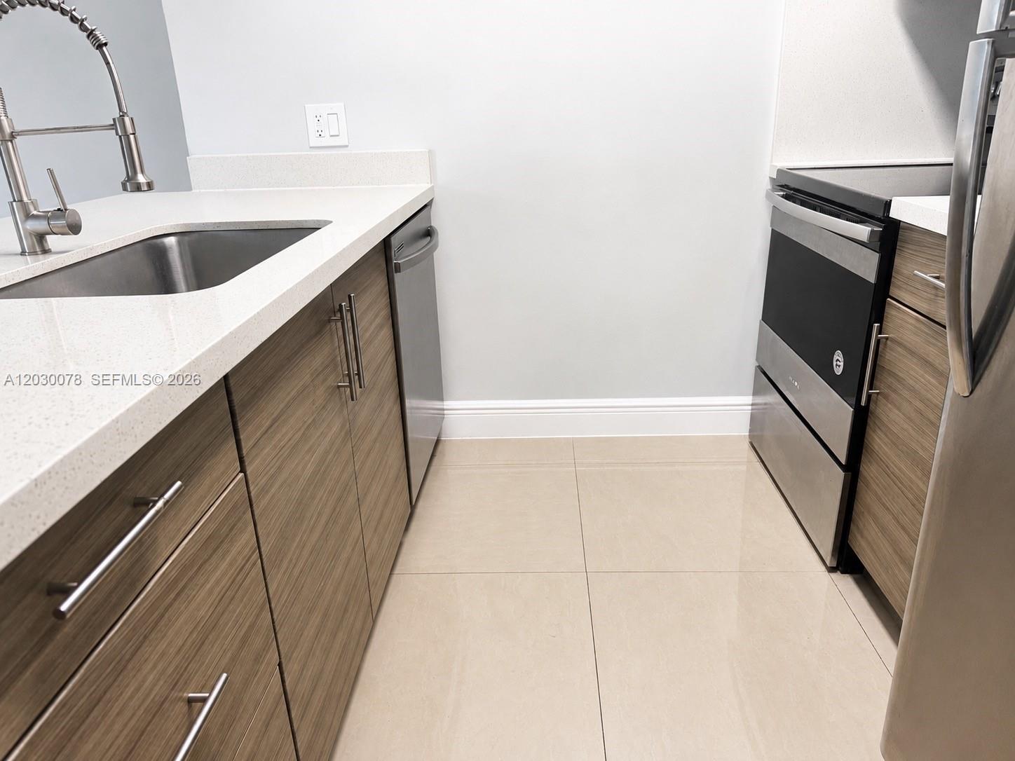 LEXINGTON ON THE GREEN CO - Residential Lease