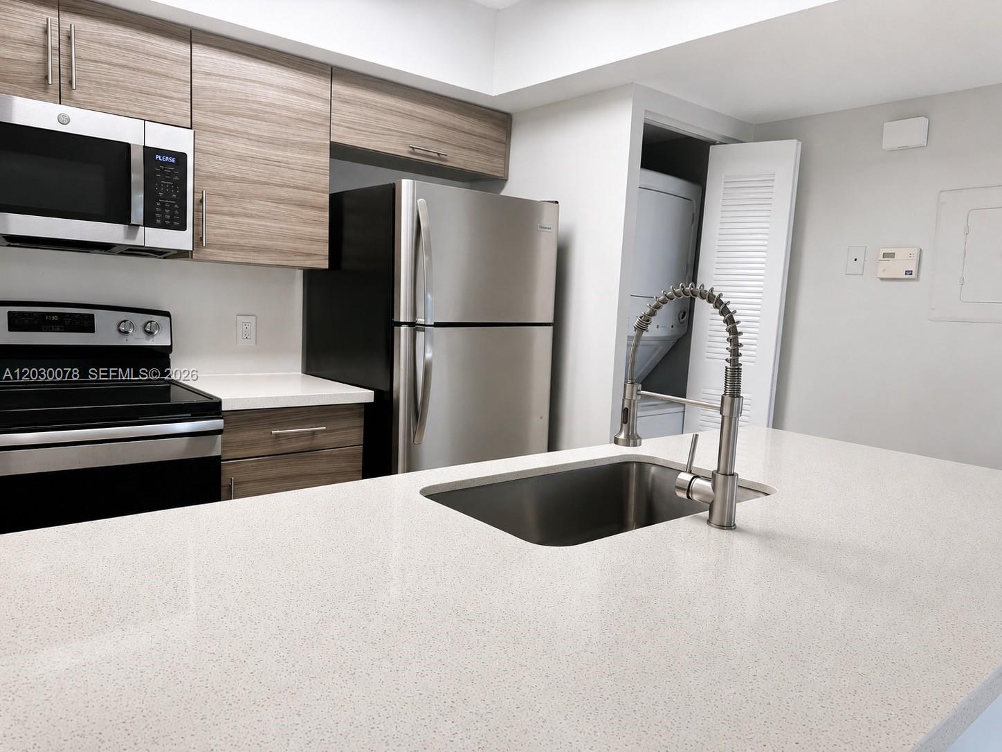 LEXINGTON ON THE GREEN CO - Residential Lease