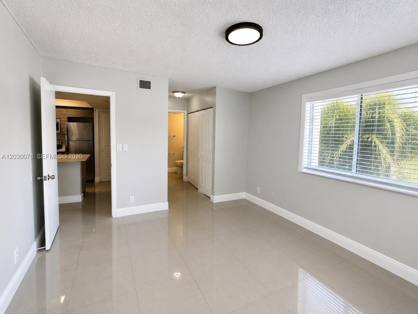 LEXINGTON ON THE GREEN CO - Residential Lease