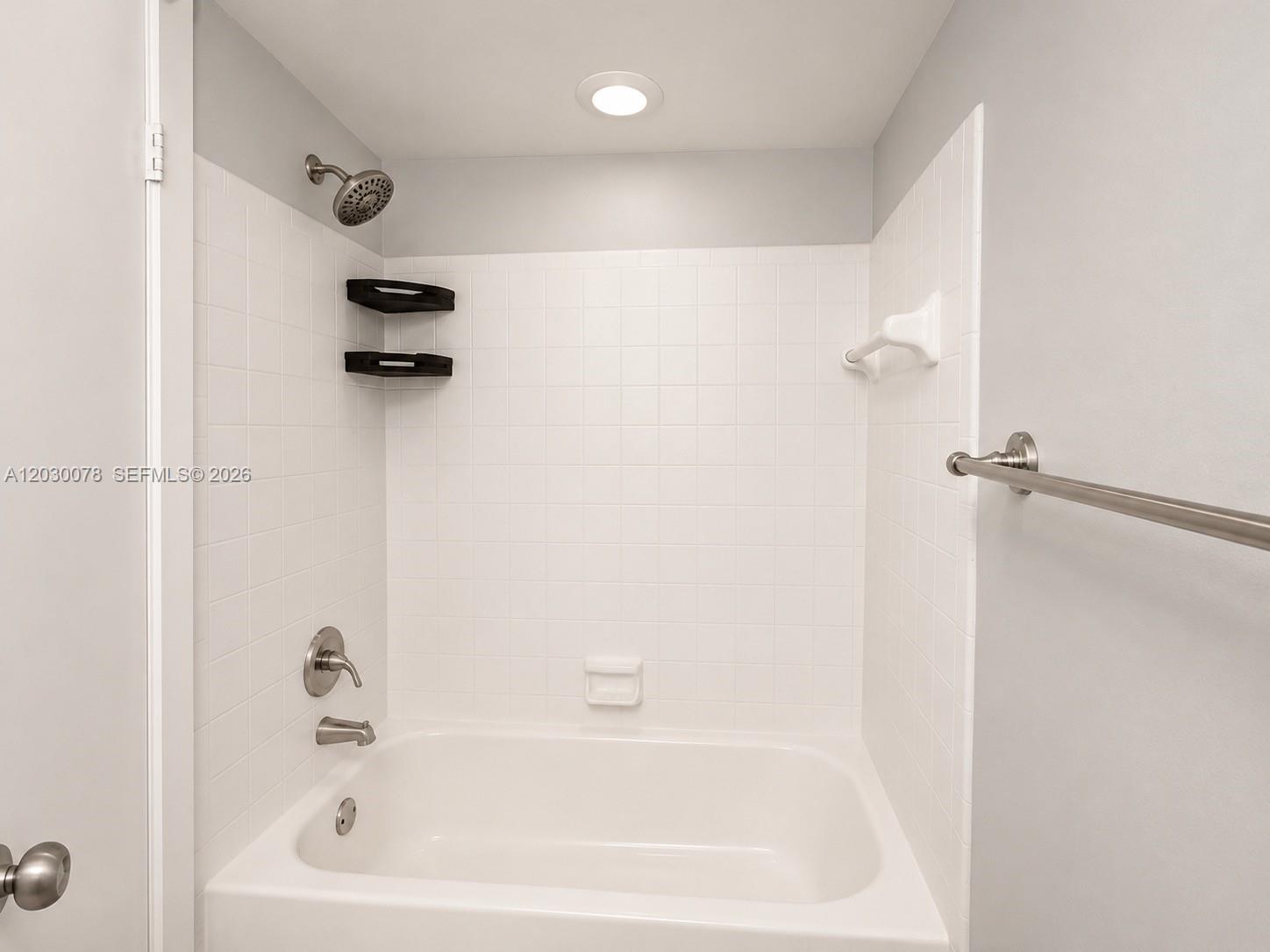 LEXINGTON ON THE GREEN CO - Residential Lease