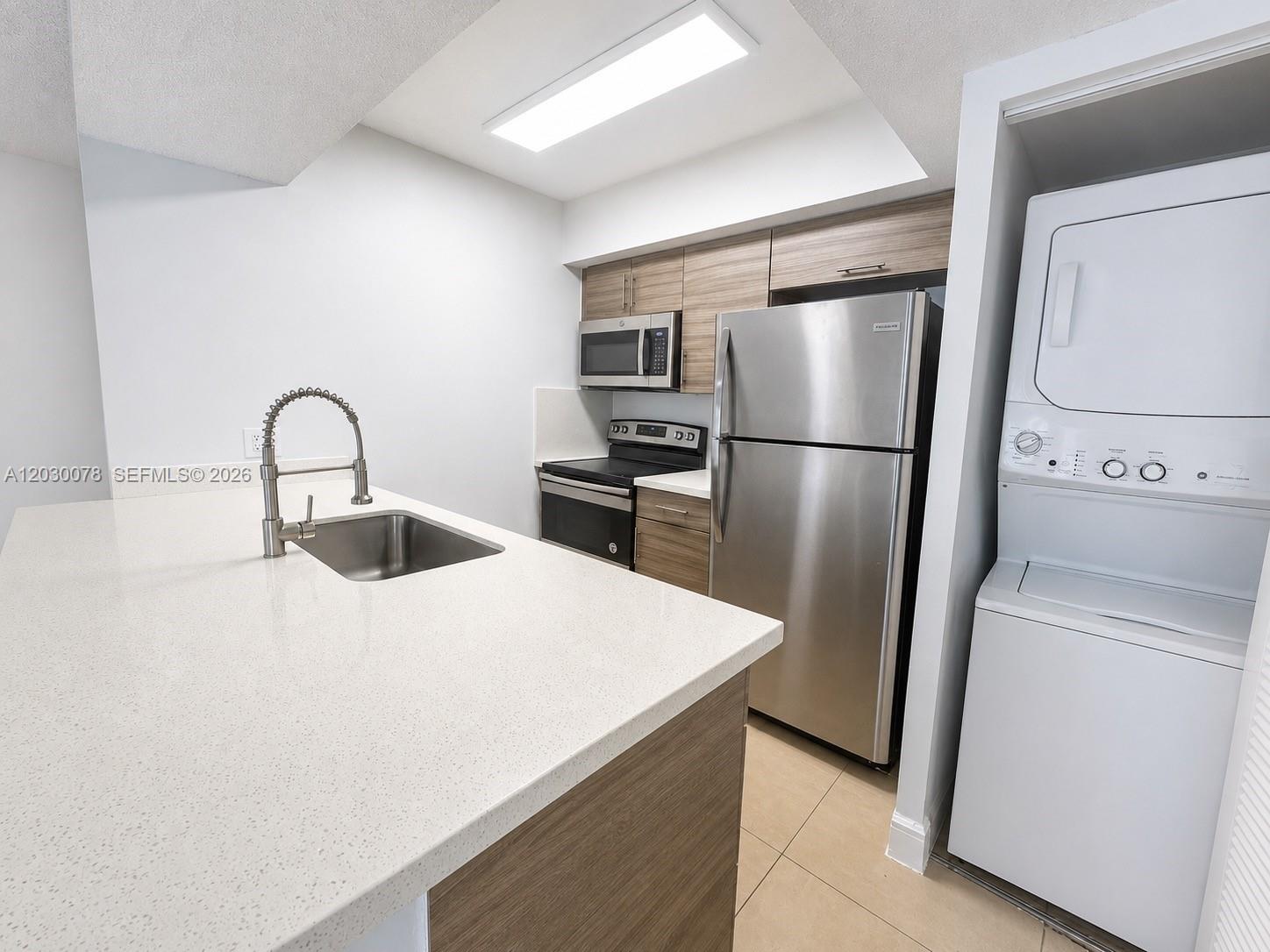 LEXINGTON ON THE GREEN CO - Residential Lease
