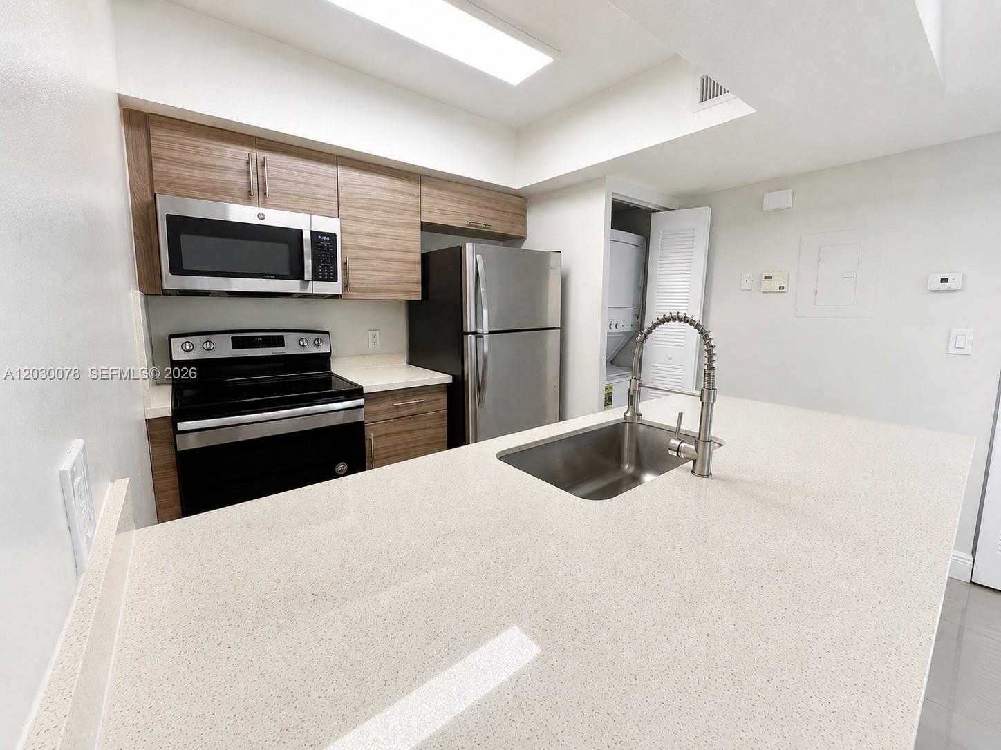 LEXINGTON ON THE GREEN CO - Residential Lease